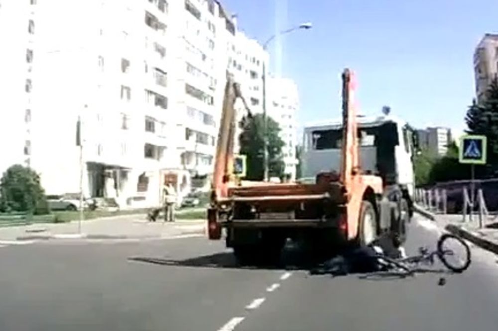 (VIDEO) ČUDOM PREŽIVELA: Ruskinju pregazio kamion, ona ustala i odšetala...
