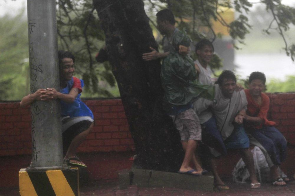 FILIPINI: Tajfun odneo 10 ljudskih života, evakuisano 370.000 ljudi