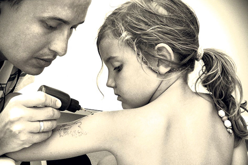 PRETERALA: Sindi tetovirala ćerku Petru na moru u Grčkoj