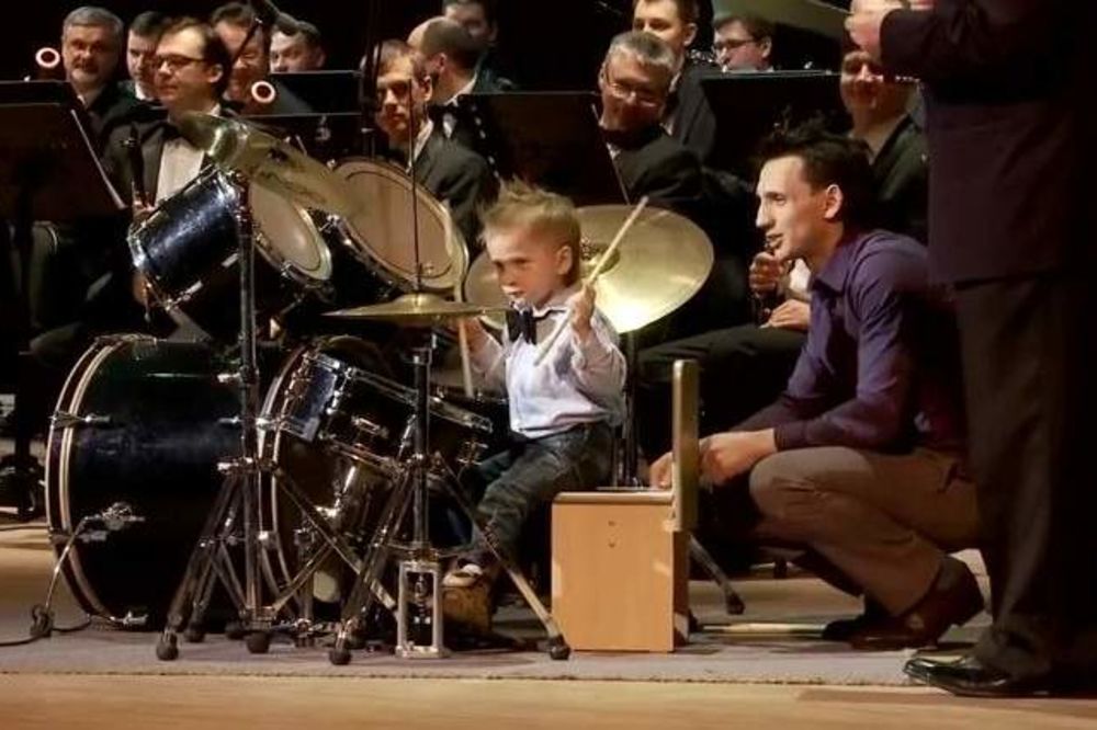 RAZVALIO: Pogledajte kako četvorogodišnji Rus svira bubnjeve!