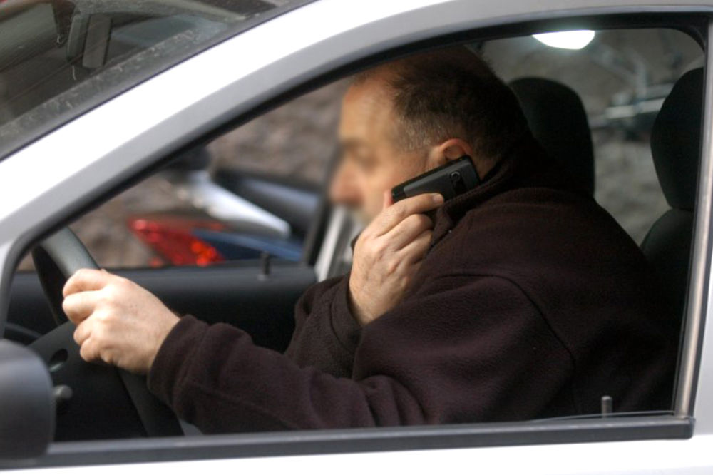 OPREZ: U Austriji telefoniranje za volanom koštaće vas  50 evra!