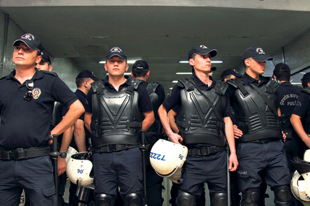RACIJA U TURSKOJ: U zatvor bačeno 55 zvaničnika policije