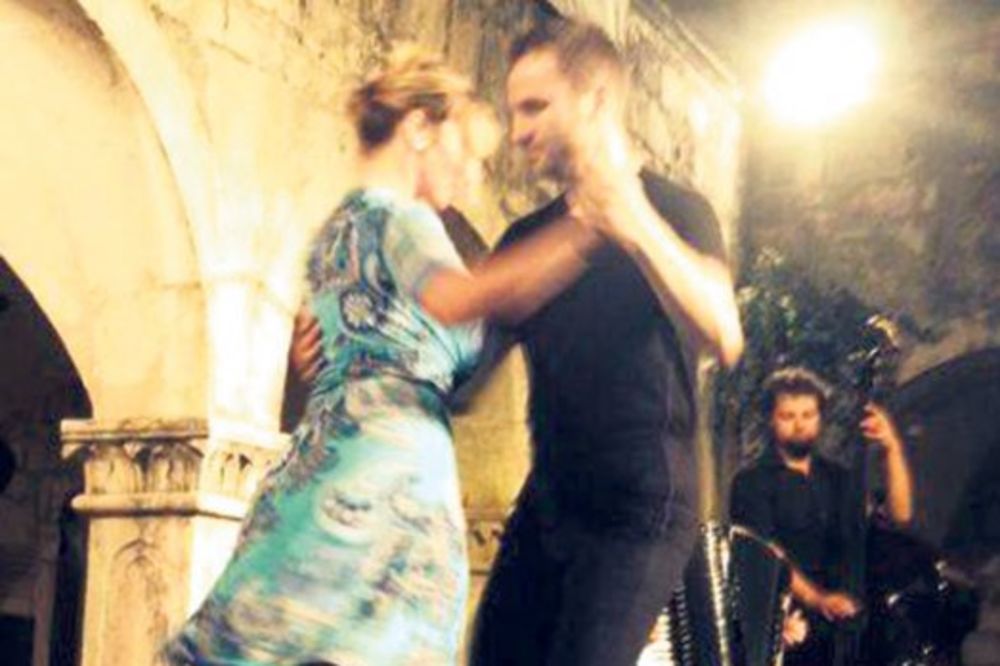 SPEKTAKL: Stefan Milenković svirao i zaplesao tango