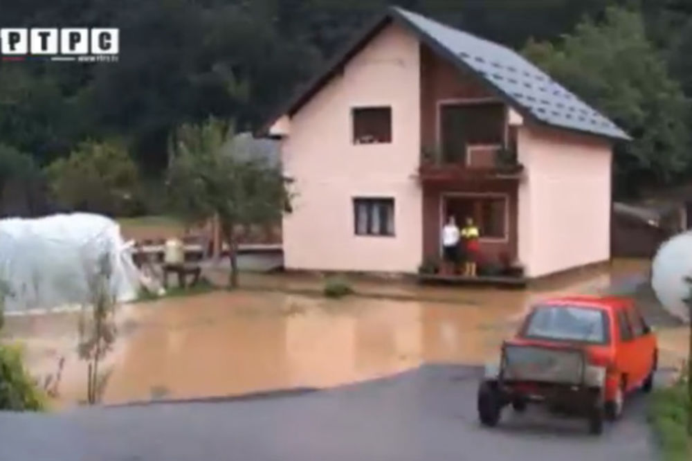 JAKO NEVREME U BRATUNCU: Poplavljeno stotinu domaćinstava!