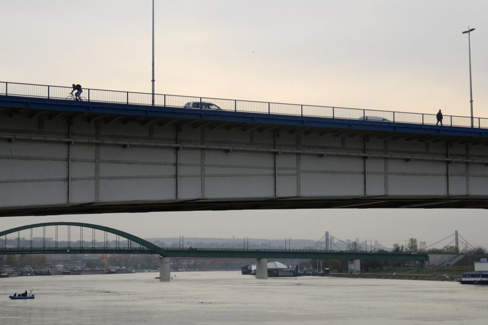 ULICE ZA BICIKLISTE: Trotoari mostova Beograda propadaju, opravke ni u najavi!
