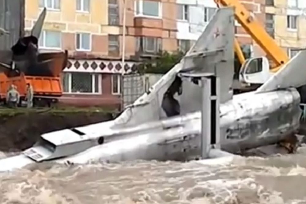 (VIDEO) NEVREME U RUSIJI: Reka ulicama nosila suhoje i migove!