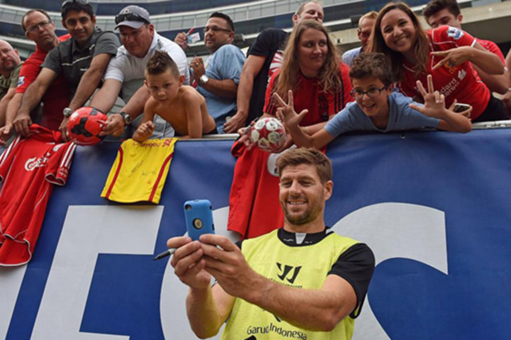 STIVENE, SRBINE: Džerard pravio selfi sa srpskim navijačima iz Čikaga