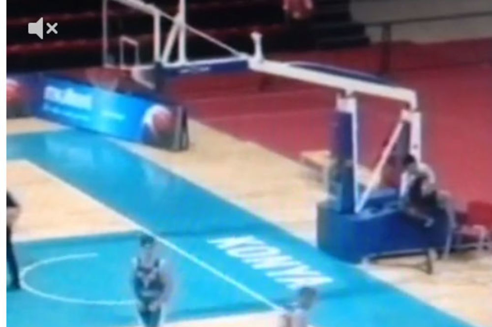 (VIDEO) PRETERANA VASPITNA MERA: Selektor mladih košarkaša Grčke ošamario igrača