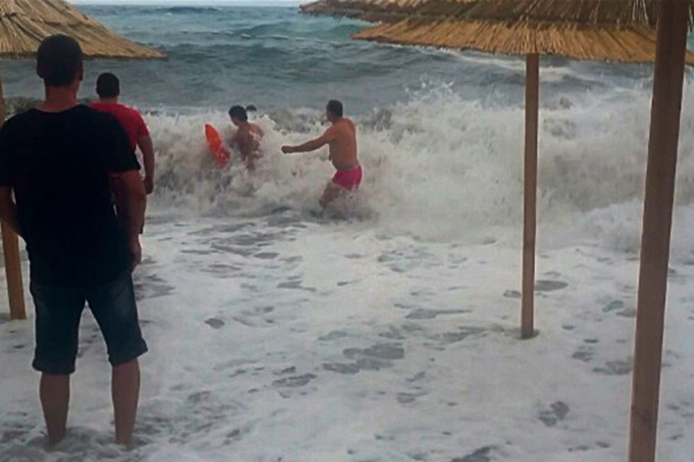 DRAMATIČNO: Turisti satima bili zarobljeni na plaži