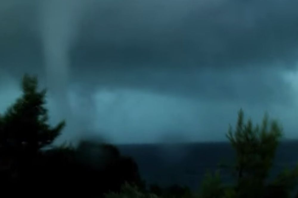 (VIDEO) Pogledajte kako tornado u Hrvatskoj nosi sve pred sobom!