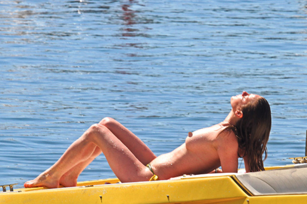 SEKSI: Gola Ana se sunčala na čamcu