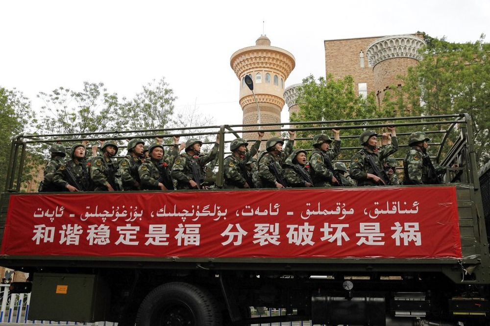 PEKING: Više desetina mrtvih u napadu naoružane bande na policiju