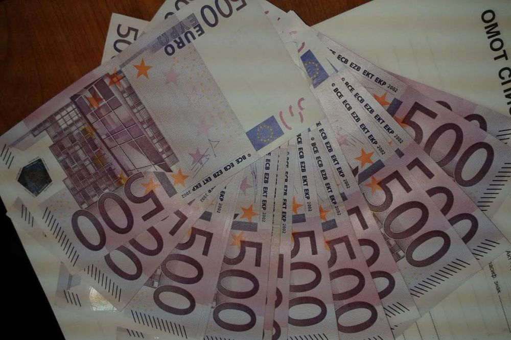 GRADINA: Carinici sprečili turske državljane da iznesu 38.000 evra!