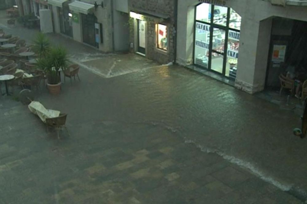 (VIDEO) NEVREME U HERCEG NOVOM: Poplavljene ulice i glavni gradski trg!