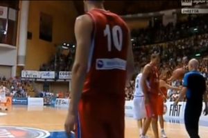 (VIDEO) KAD TEODOSIĆ GAĐA U GLAVU: Pogledajte kako je srpski plej pogodio sudiju