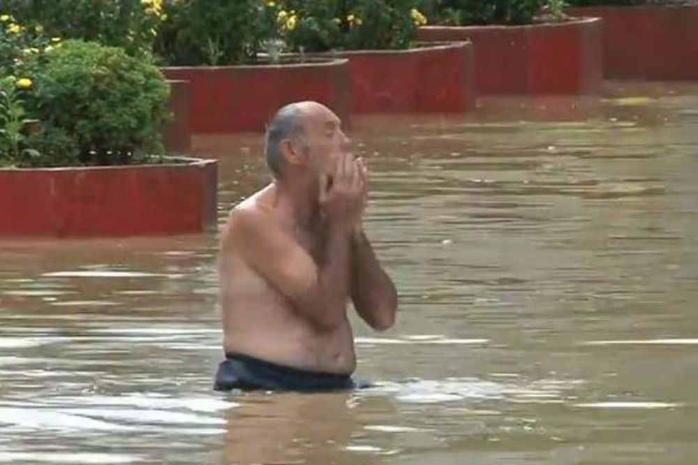 DA PUKNEŠ OD SMEHA: Pijani Bosanac od poplavljene Dubice mislio da je more!
