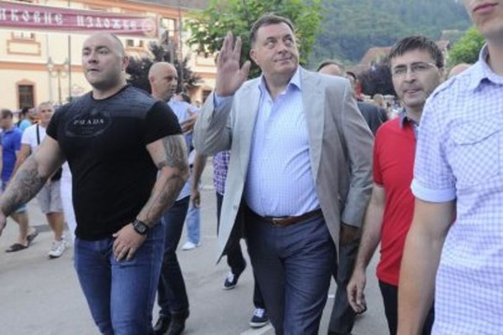 TELOHRANITELJ: Ko je čovek koji čuva Dodika u Guči?