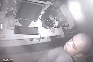 DA LI GA PREPOZNAJETE: Pogledajte kako pljačka kafić u Novom Sadu, ne znajući za kamere! (VIDEO)