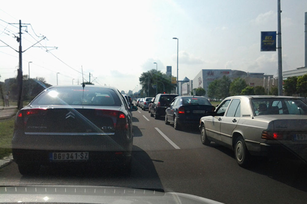 VOŽNJA OPASNA PO ŽIVOT: Poludeli semafori u blokovima na Novom Beogradu!