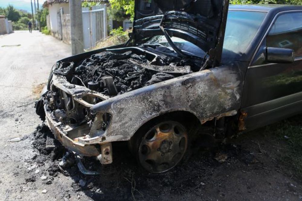 KOSOVSKA MITROVICA: U potpunosti izgorela 2 automobila