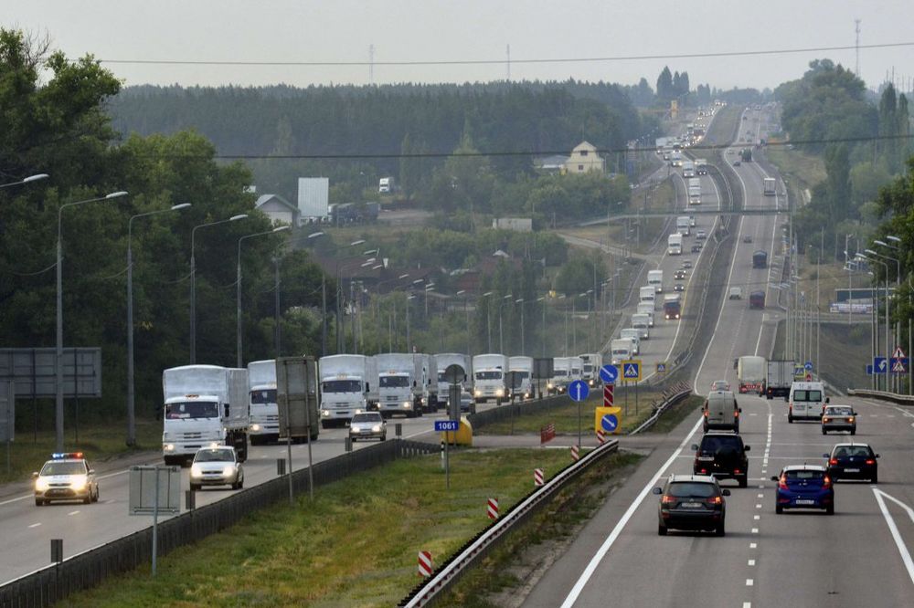 UPRKOS RAMPI NA GRANICI: Ruski humanitarni konvoj nastavlja put za Ukrajinu