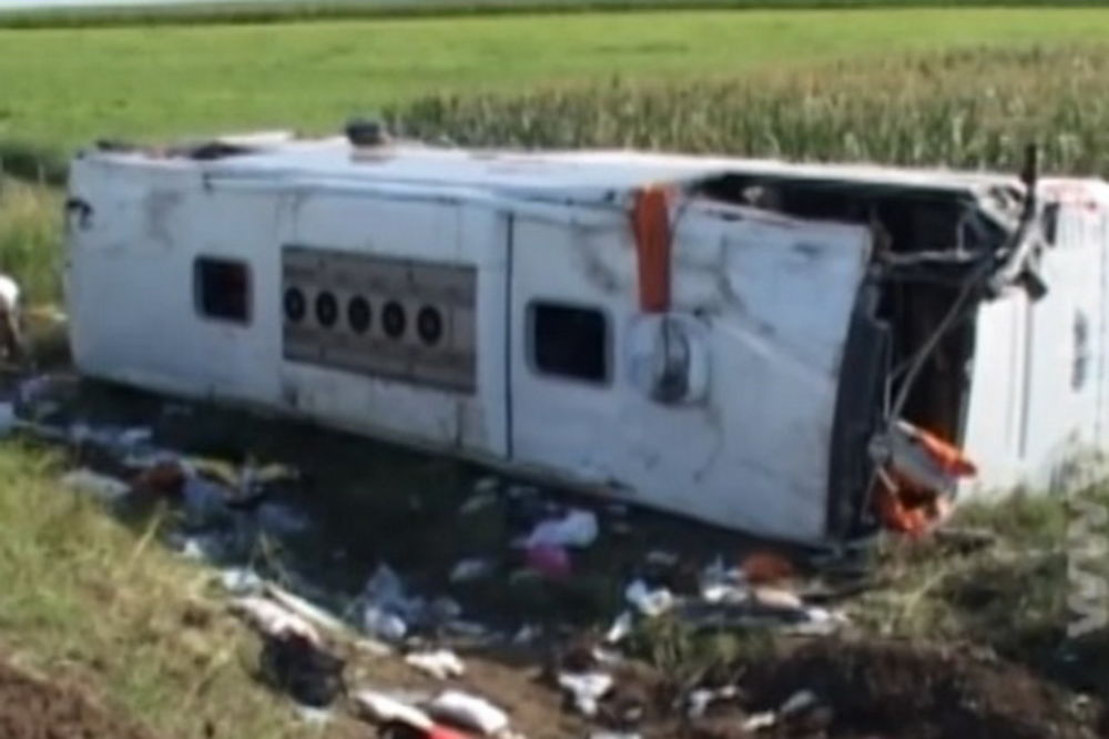 (VIDEO) SUBOTICA: Prevrnuo se autobus, poginula putnica, 30 povređeno