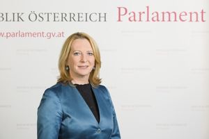 TRI DAME U TRCI: Žena ponovo na čelu austrijskog parlamenta!