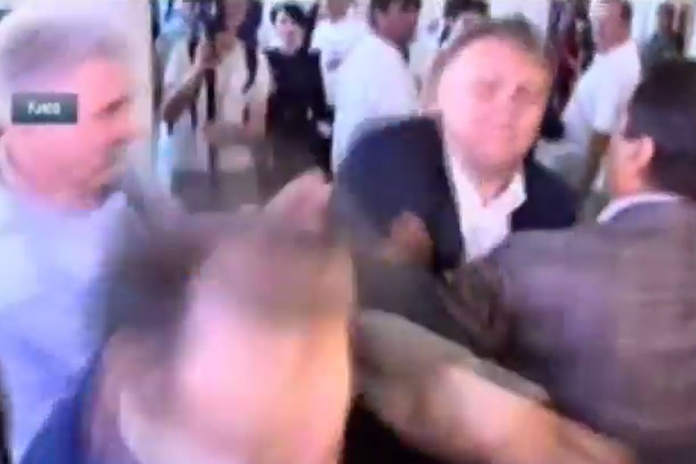 (VIDEO) SEVNUO ŠAMAR: Tuča u parlamentu Ukrajine, nacionalista dobio batine