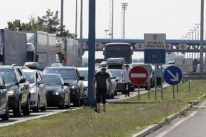 GRANICA S HRVATSKOM OTVORENA: Zbog migranata policija detaljno kontroliše kamione