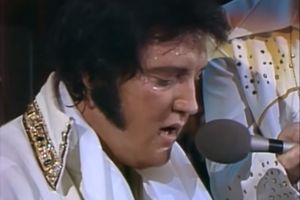 OVAJ VIDEO NIKAD NISTE VIDELI: Elvis Prisli izvodi Unchained melody na klaviru!