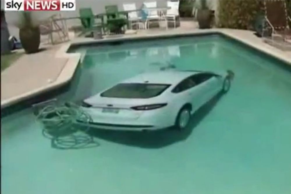(VIDEO) ALA SE ISPARKIRAO: Izlazio limuzinom iz garaže i sleteo pravo u bazen