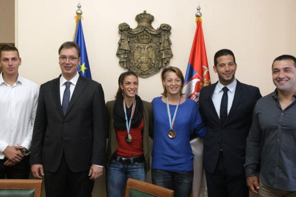 Vučić i Udovičić sa atletičarima