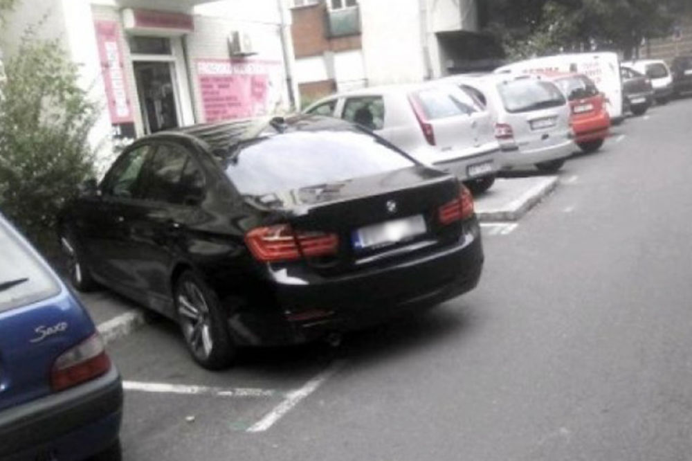 REPETIRAO PIŠTOLJ NA PARKING KONTROLORA: Vozač BMW napao radnika zbog kazne!