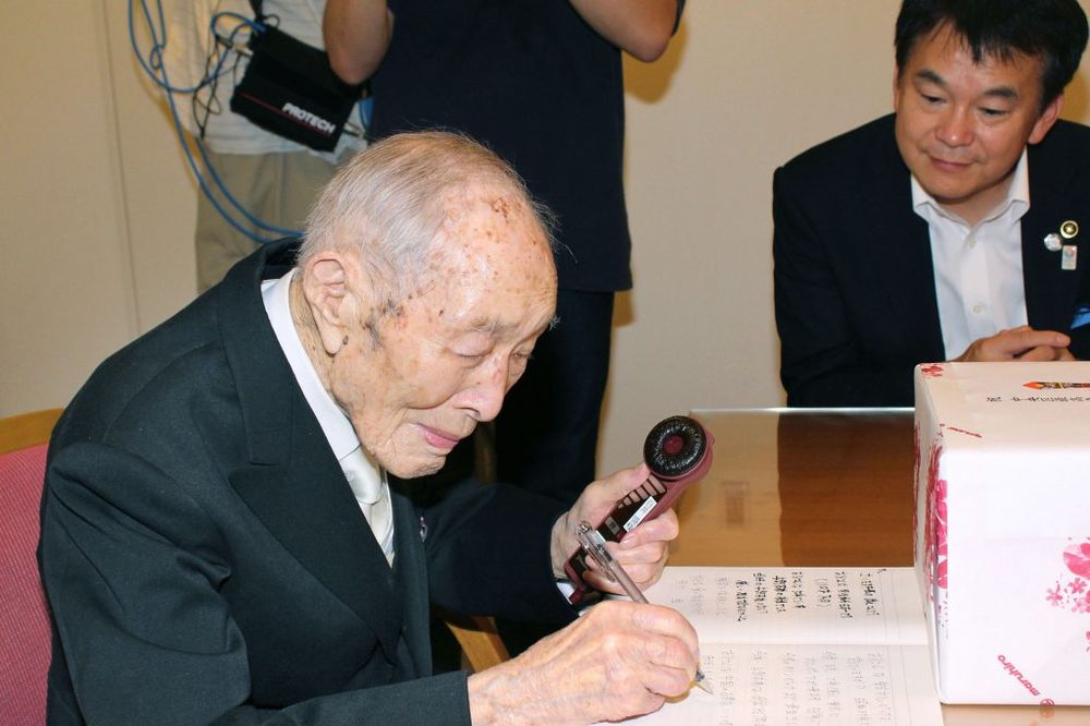 NAJSTARIJI MUŠKARAC NA SVETU: Učitelj iz Japana ima 111 godina!