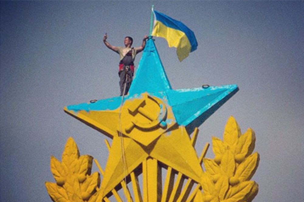 (VIDEO) Alpinisti uhapšeni posle postavljanja ukrajinske zastave na vrh nebodera u Moskvi!
