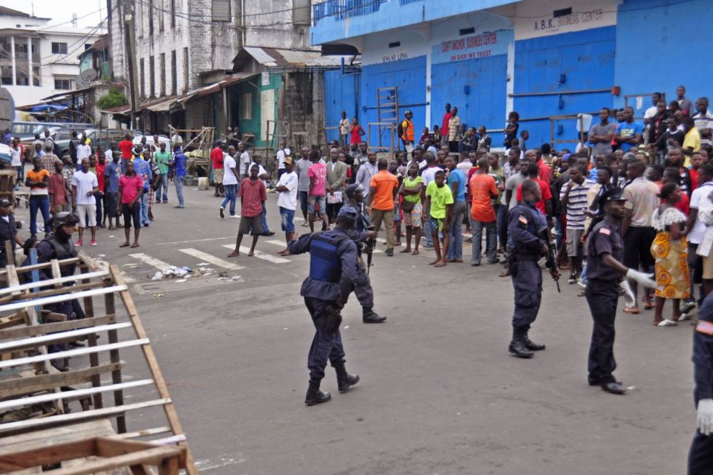 PANIKA: Hteli da pobegnu iz karantina zbog ebole, policija ih vratila suzavcem
