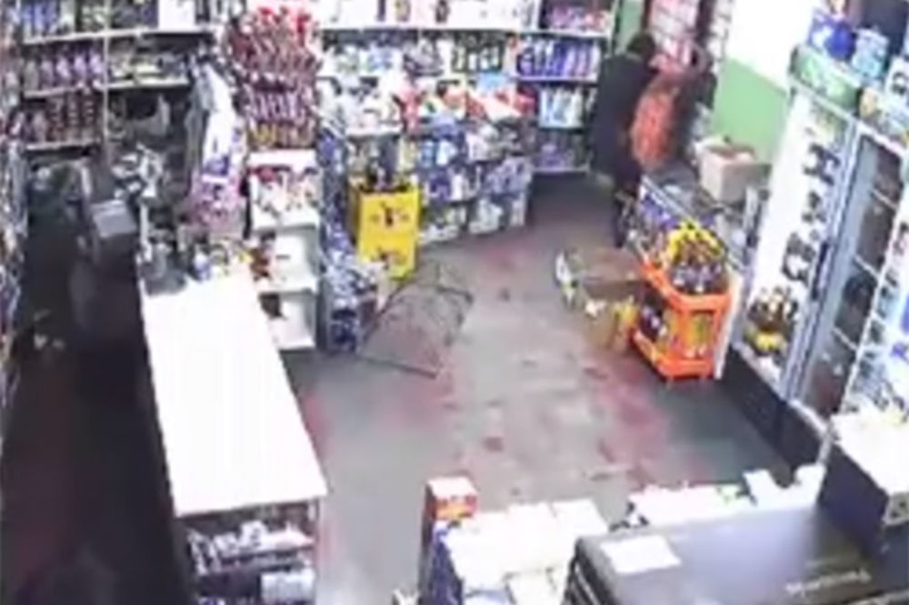 (VIDEO) PLJAČKA U BELOJ CRKVI: Tri prodavačice se borile sa naoružanim razbojnikom!