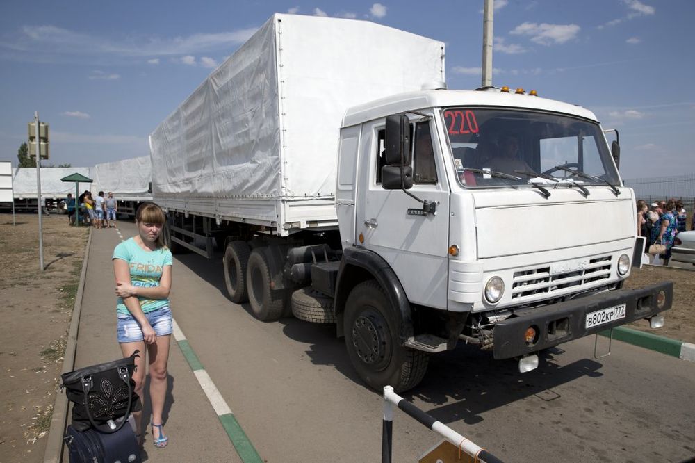 (VIDEO) UŽIVO DAN 186 STIŽE KONVOJ: Prvi kamioni ruske pomoći ušli u Lugansk