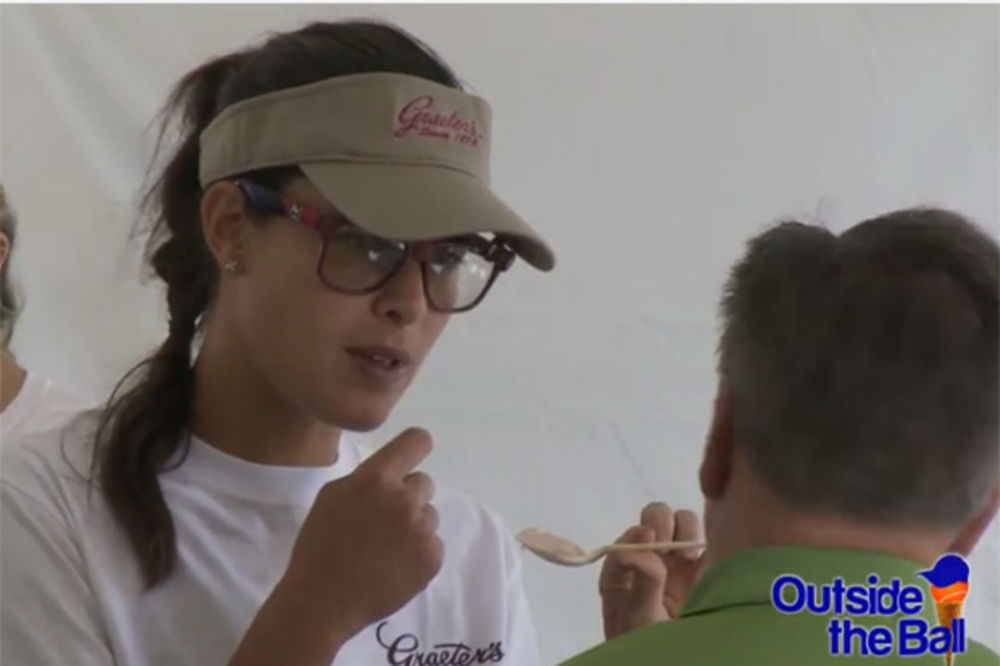 (VIDEO) SLATKO ZADOVOLJSTVO: Ana Ivanović krišom servirala sladoled navijačima