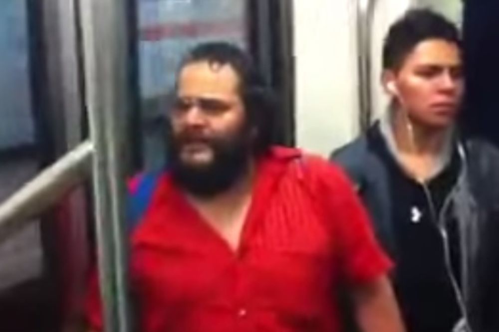 KO BI REKAO: Čovek otpevao poznati hit u podzemnoj železnici u Meksiku!