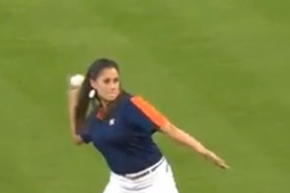 SVE JOJ JE OPROŠTENO: Lepotica se propisno obrukala na bejzbol utakmici (VIDEO)