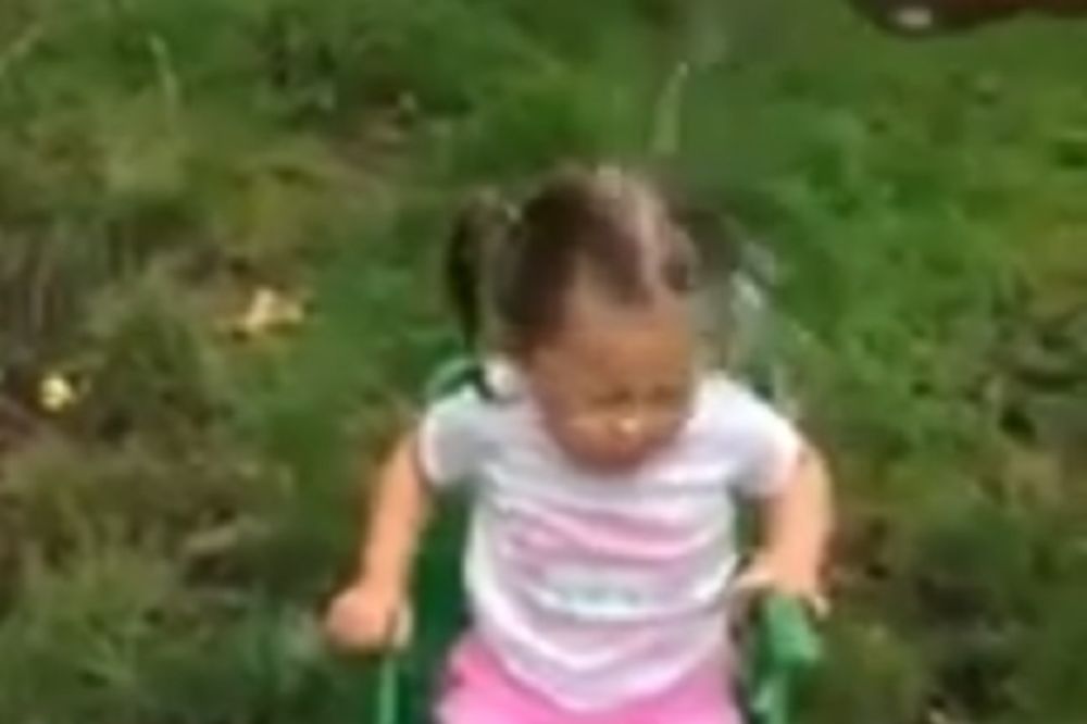 (VIDEO) KOME JE OVO ZABAVNO?! Dvogodišnju devojčicu polili vodom u ledenom izazovu!
