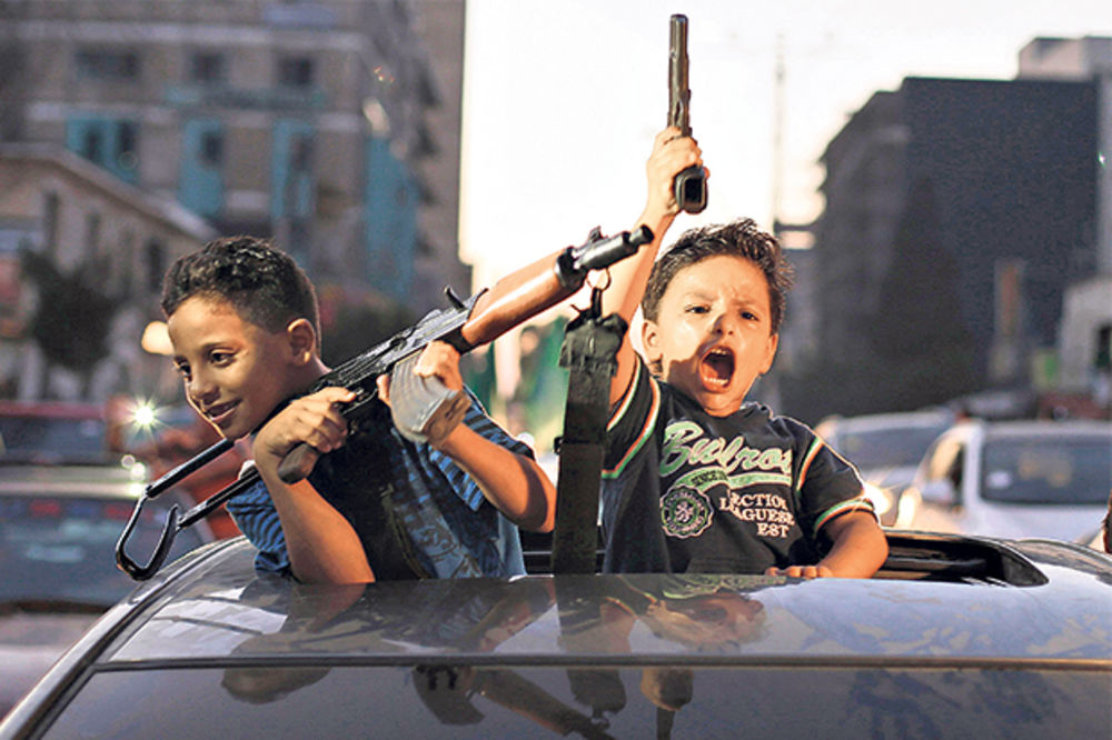 BIZARNO: Palestinci naoružali decu i slavili primirje