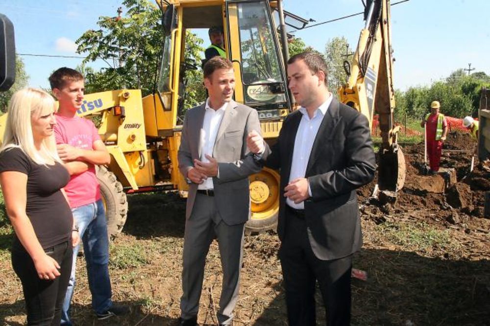 MALI U OBRENOVCU: Gradonačelnik obišao radove na obnovi i izgradnji kuća!