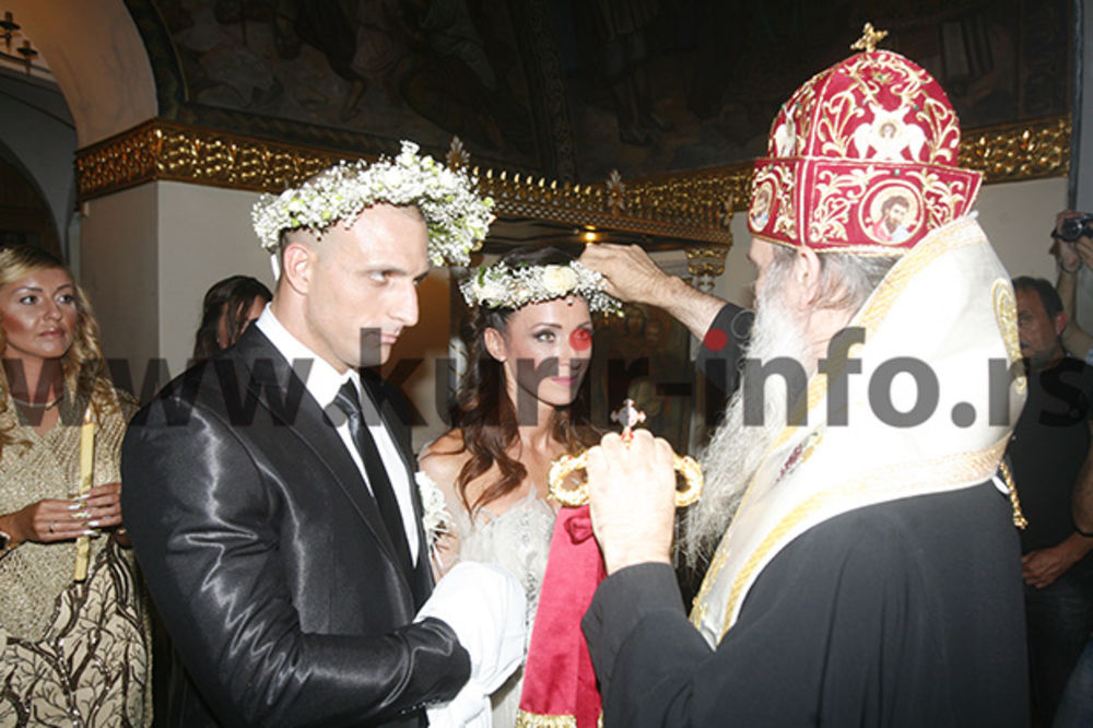 (FOTO) REKLI DA PRED BOGOM: Slađa i 15 godina mlađi Milan venčali se u crkvi Ružica!