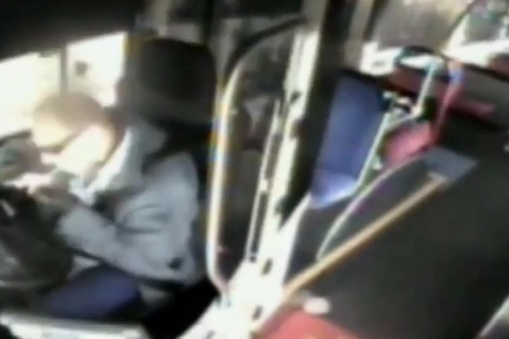 (VIDEO) HOROR U SIDNEJU: Vozač autobusa se drogirao, pa udario u kuću!