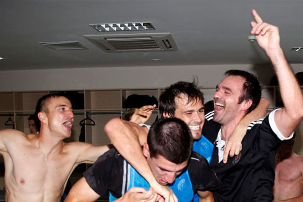 (FOTO) VELIKA RADOST: Pogledajte slavlje u svlačionici Partizana zbog ulaska u Ligu Evrope
