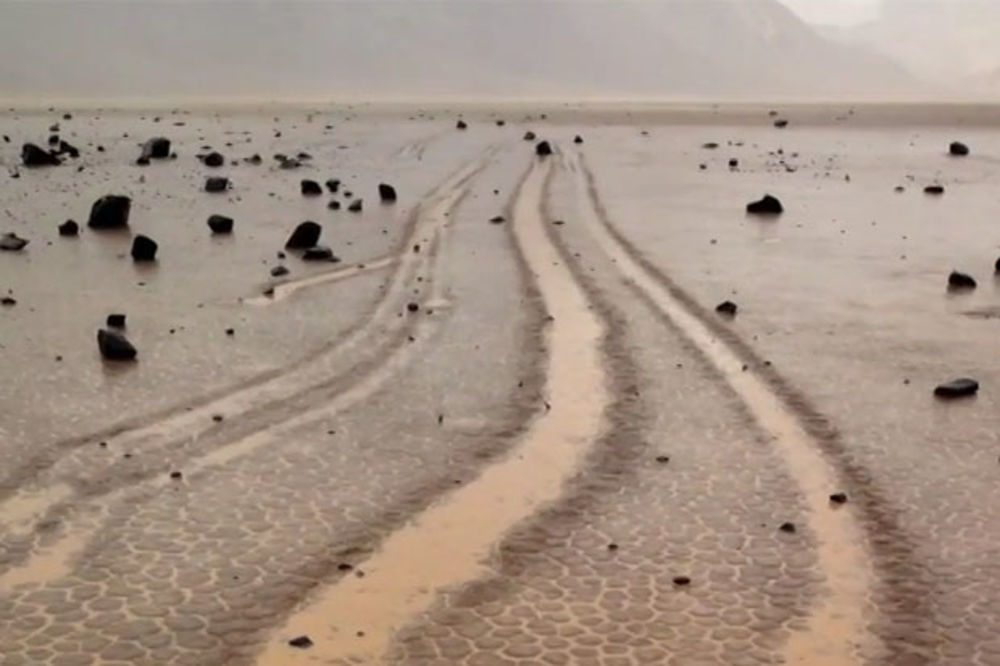 (VIDEO) REŠENA MISTERIJA: Evo šta je tajna hodajućeg kamenja u Dolini smrti