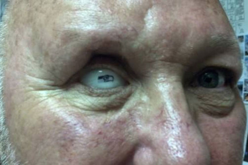 (VIDEO) NAJLUĐI NAVIJAČ: Amerikanac od supruge dobio stakleno oko sa grbom Sijetl Sihoksa