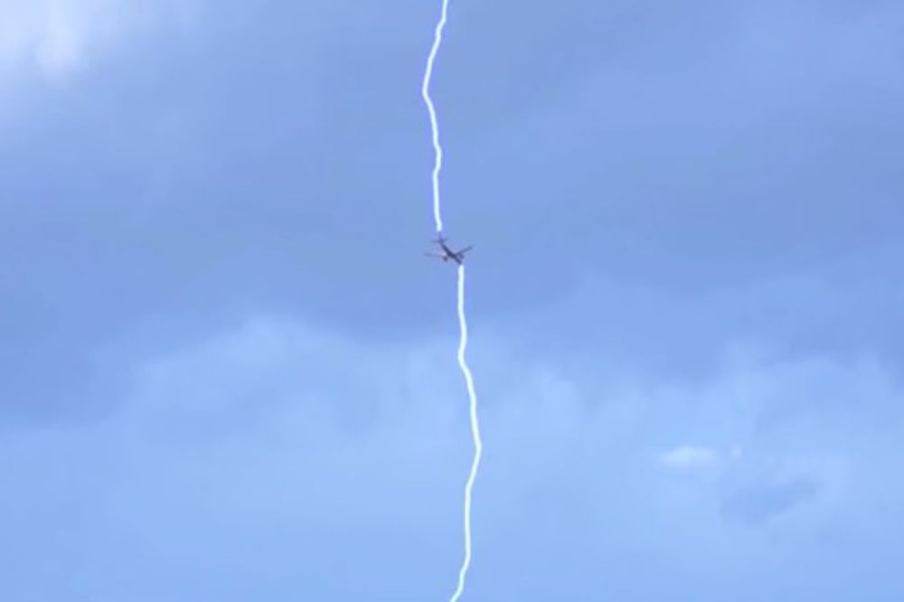 (VIDEO) DRAMA U VAZDUHU: Ovako izgleda kada avion udari munja!